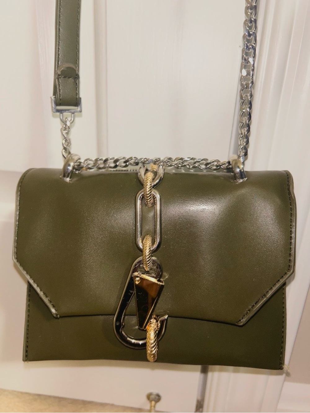 Chunky Chain Hardware Olive Leather Purse with Zipper Compartment